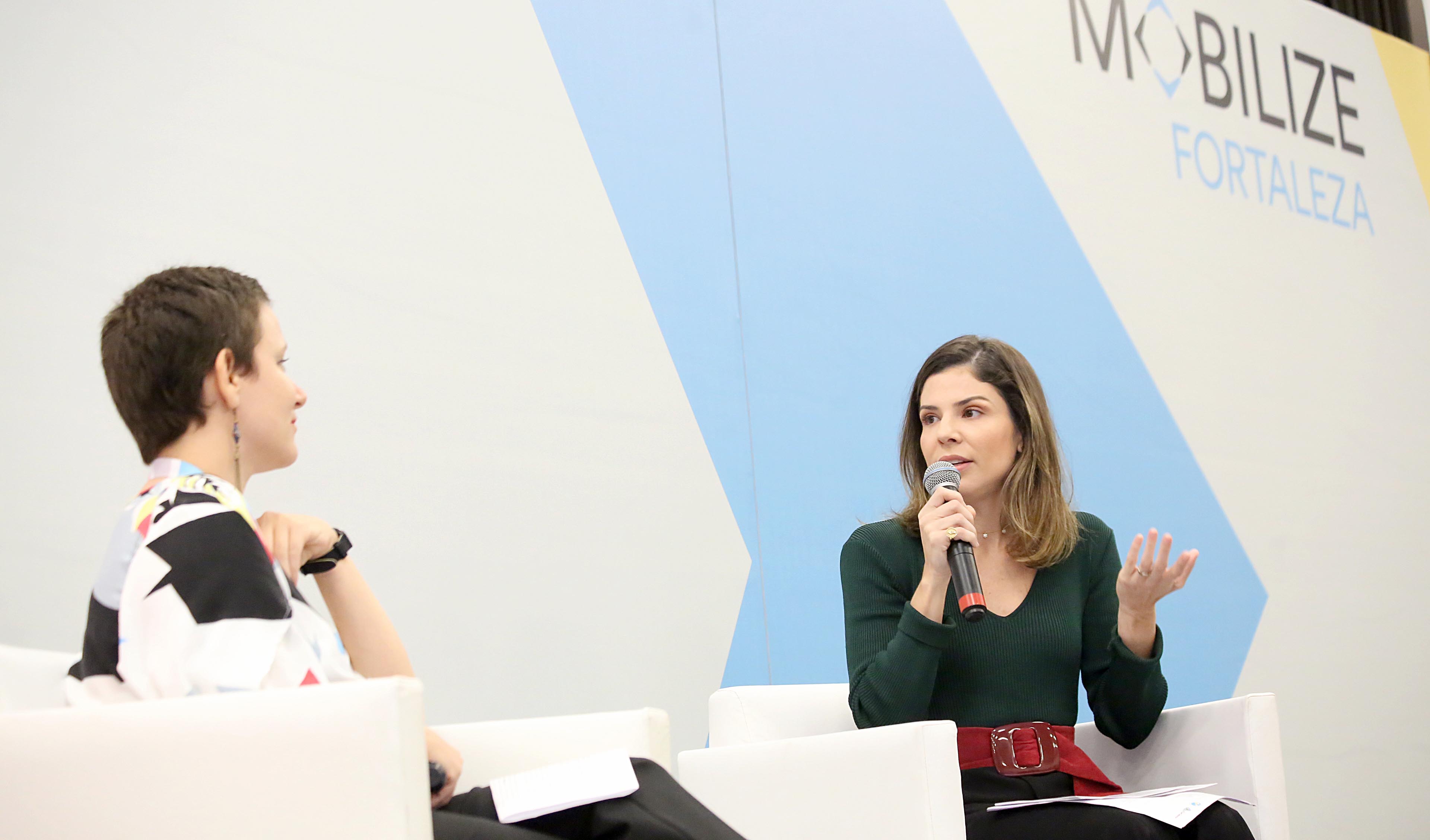 duas mulheres conversam 